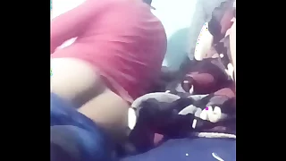 Heteros se depilan el trasero por diversi&oacute;n y terminan calientes follando button up up pt 1